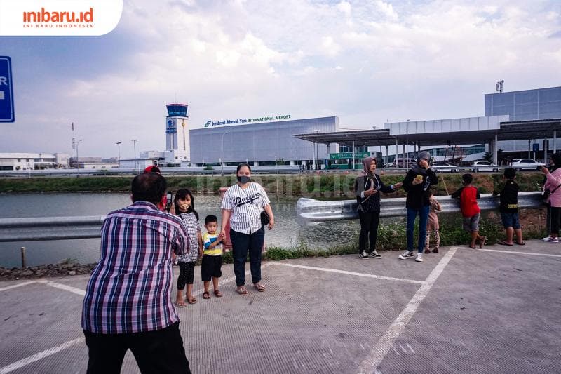 Sesi foto di Bandara Ahmad Yani. (Inibaru.id/ Audrian F)<br>