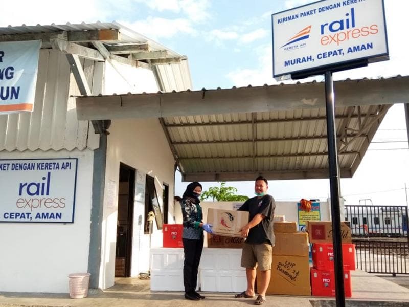 Pelanggan menyerahkan paket di loket pelayanan Rail Express. (PT KAI)