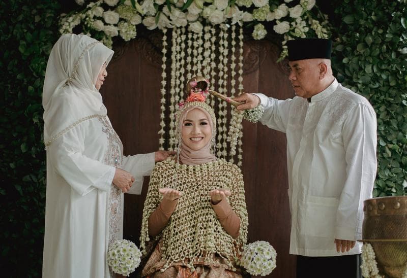 Ilustrasi: Siraman menjadi salah satu prosesi dalam pernikahan Jawa dan Sunda. Apa perbedaannya? (Pinterest)