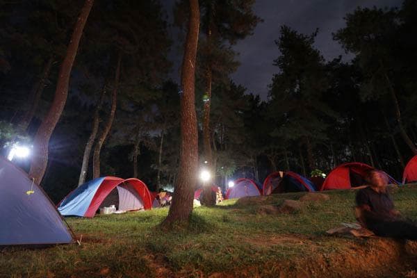 Ilustrasi camping di malam hari. (Gunung Pancar Sentul)