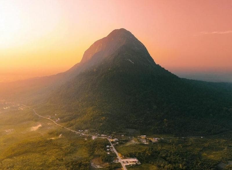 Bukit Kelam, batu terbesar di dunia yang ada di Sintang, Kalimantan Barat. (Instagram/markariuskrismade)