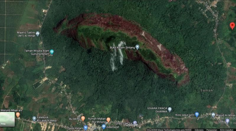 Bukit kelam kalau dilihat dari satelit. (Maps.google)<br>