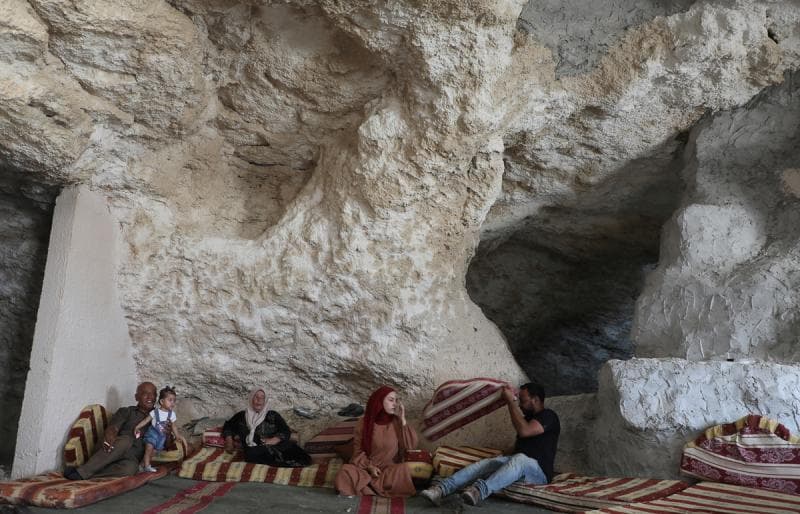  Ahmed Amarneh bersama keluarga di rumah gua. (AFP/Jaafar Ashtiyeh)