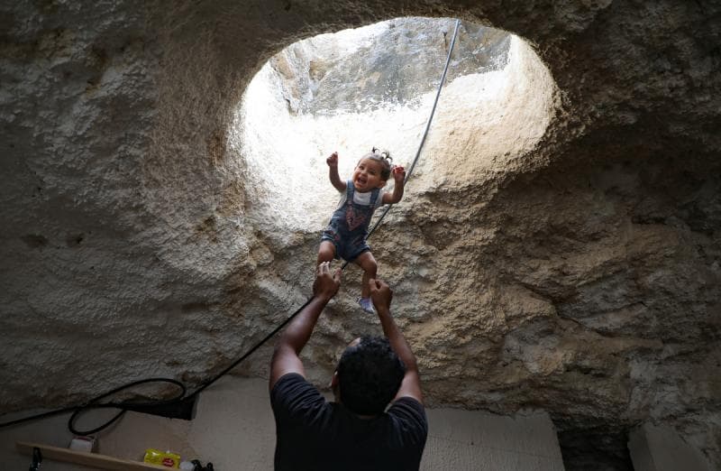Ahmed Amarneh bermain bersama putrinya.&nbsp;(AFP/Jaafar Ashtiyeh)
