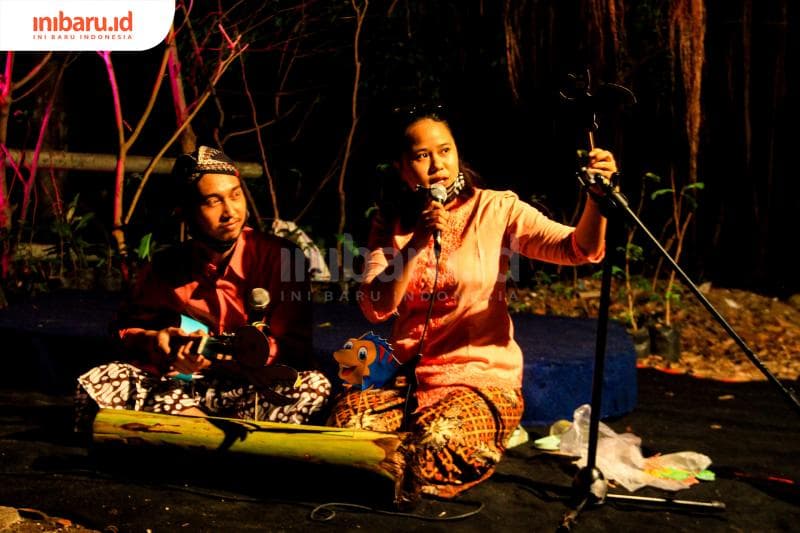 Salah satu penampilan pada acara Sura Wiwitan #6 yakni performing art oleh Lanang Wadon Bercerita. (Inibaru.id/ Audrian F)