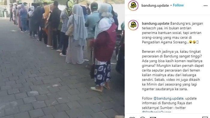 Akun media sosial @bandung.update mengunggah antrean panjang di depan PA Soreang, Kabupaten Bandung. (Instagram/bandung.update)<br>