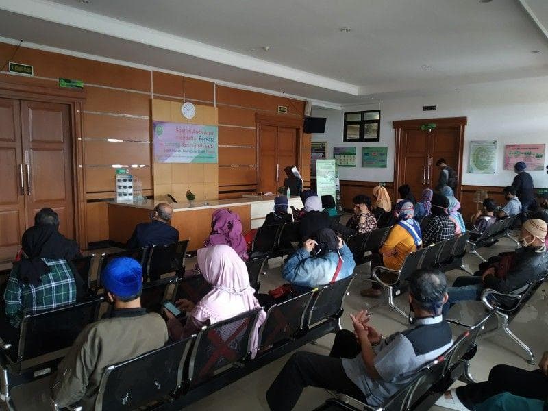 Ilustrasi:&nbsp;Antrean sidang di Pengadilan Agama Soreang, Kabupaten Bandung, Senin (24/8/2020). (Pikiran-rakyat/Ziyan M Nasyith)<br>