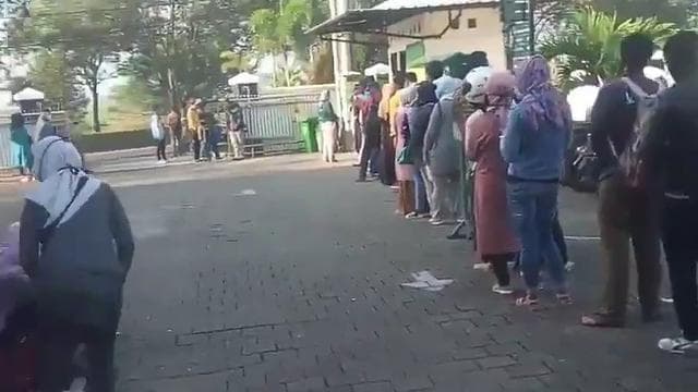 Antrean panjang di depan Gedung PA Soerang, Kabupaten Bandung. (Instagram/bandung.update)
