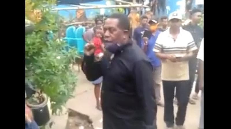Penggalan video yang menunjukkan Edo Kondologit marah di Polres Sorong. (Twitter/VeronicaKoman)