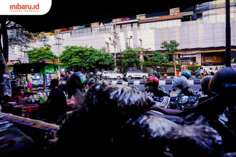 Masih setia berdiri di depan Paragon City Mall yang gemerlap, ramai, dan angkuh. (Inibaru.id/ Audrian F)<br>