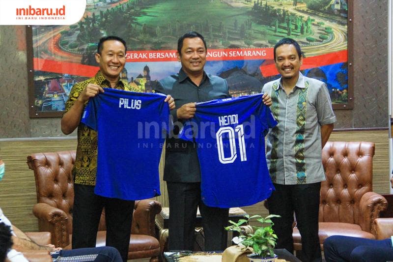 Walikota Semarang Hendrar Prihadi dan ketua DPRD Kadar Lusman mendapat jersey dari PSIS Semarang yang diberikan oleh Yoyok Sukawi. (Inibaru.id/ Audrian F)<br>
