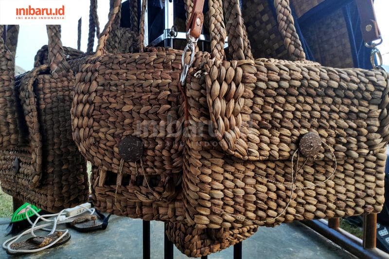 Salah satu produk Bengok Craft berupa tas dari eceng gondok (Inibaru.id/ Bayu N)