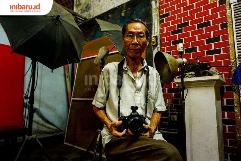 Yuwono Budi Santoso, sang pemilik Studio Foto Sinar Cipta. (Inibaru.id/ Audrian F)<br>