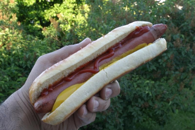 Nama hot dog diduga terinspirasi dari bentuk sosis yang mirip anjing. (Flickr/Daryn Nakhuda)
