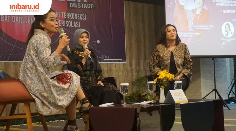 Salah satu acara Radio Idola "Peer to Peer On Stage" mengundang Tia Hendi (Kanan) dan Siti Atikoh (tengah). (Inibaru.id/ Audrian F)<br>