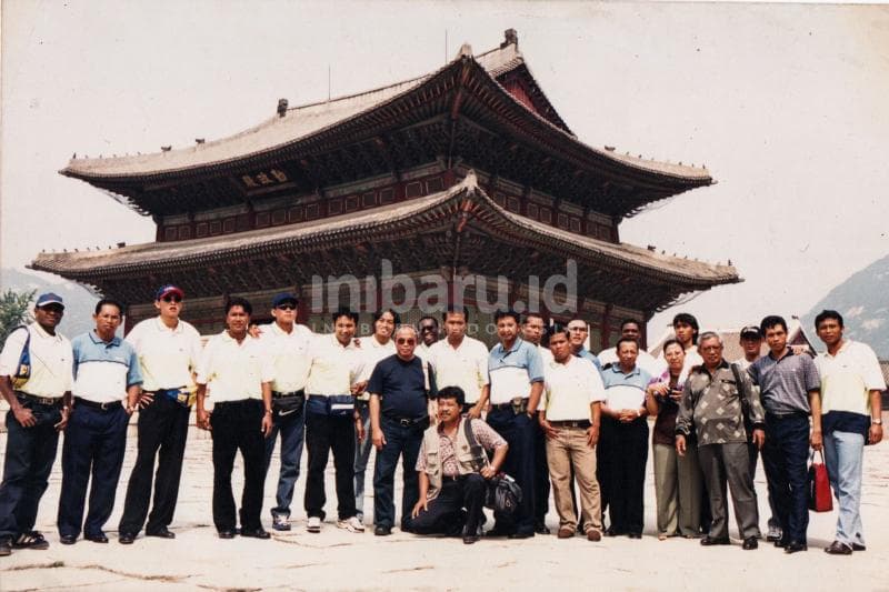 I Komang Putra (6 dari kiri) saat berada di Korea Selatan dalam rangka menjalani Liga Champions Asia karena sebelumnya PSIS meraih juara pada 1999. (Doc. Arief Rahman)<br>