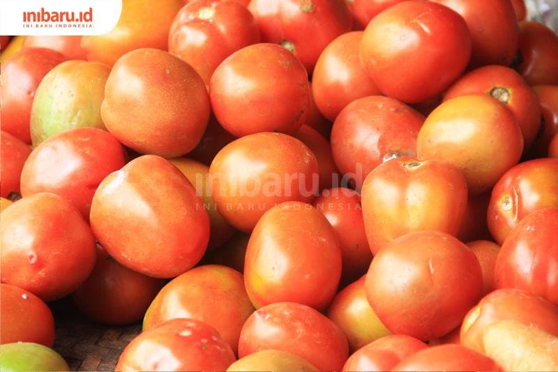 Tomat bisa bertahan hingga 2 bulan dengan cara penyimpanan yang tepat. (Inibaru.id/ Triawanda Tirta Aditya)