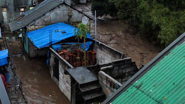 Banjir juga hayutkan rumah. (CNN INdonesia)