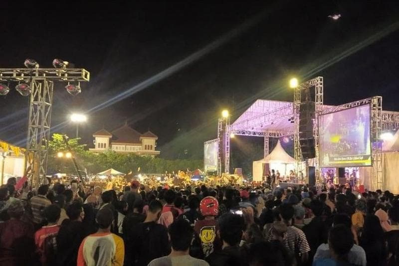 Konser dangdut di Kota Tegal nggak mendapatkan izin polisi. Wakil Ketua DPRD Kota Tegal Wasmad Edi Susilo pun ditetapkan menjadi tersangka. (Twitter/FlipsFlops88)
