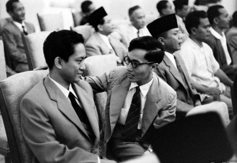 DN Aidit (kiri) dan Lukman Njoto (kanan) dalam satu kesempatan di Istana sekitar 1957-an. Keduanya merupakan sosok penting di tubuh Partai Komunis Indonesia. (Twitter/Potretlawas)