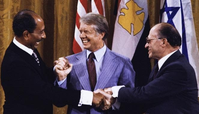 Presiden Mesir Anwar Sadat (kiri) bersama Presiden AS Jimmy Carter (tengah) dan PM Israel Manachem Begin (kanan) saat membahas Perjanjian Camp. (Indopolitika)<br>
