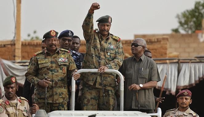 Jenderal Sudan Abdel-Fattah al-Burhan, kepala dewan militer, melambai kepada para pendukungnya. (timesofisrael)
