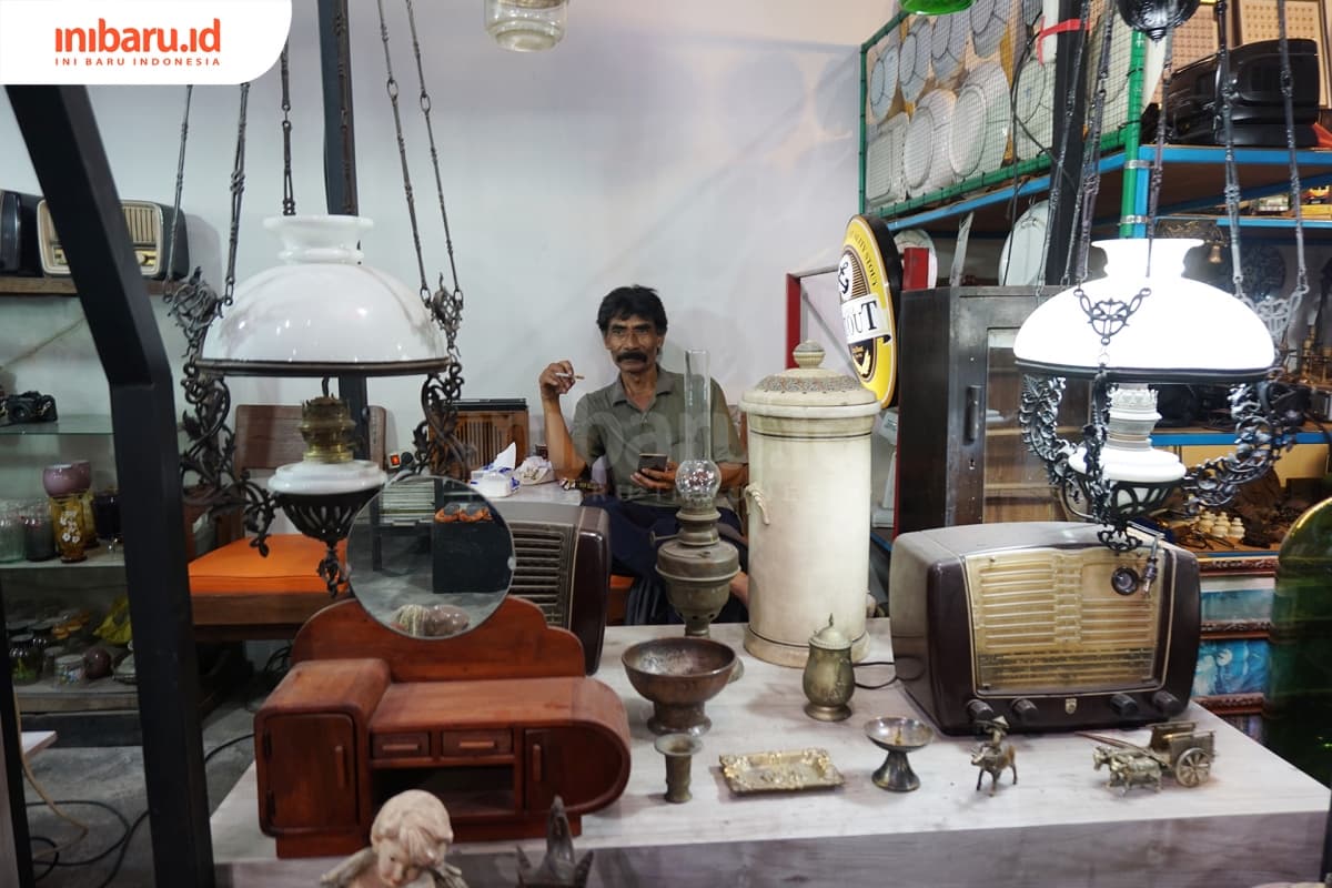 Lapak pedagang barang antik Kota Lama Semarang di Galeri Industri Kreatif Semarang. (Inibaru.id/ Ida Fitriyah)