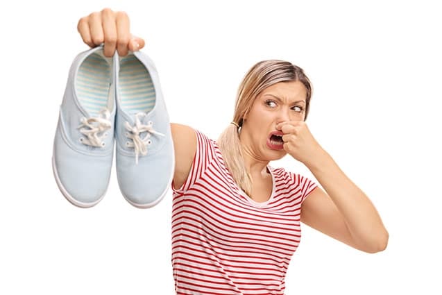Aroma sepatu yang nggak sedap dapat mengganggu kepercayaan diri. (Plantarfasciitisshoesexpert.com)