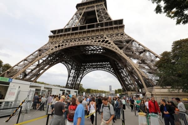 Menara Eiffel ditutup sementara karena dipanjat orang tidak dikenal. (The Local)