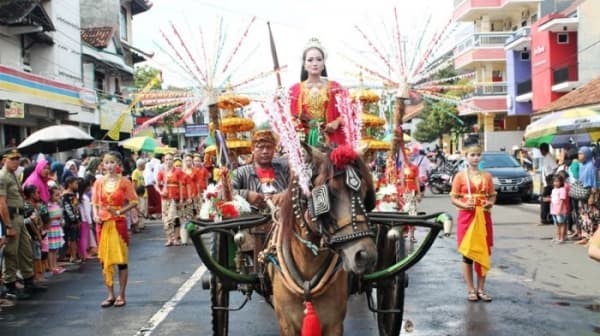 Perwujudan Ratu Kalinyamat dalam sebuah festival yang digelar di Jepara. (Tribunnews)