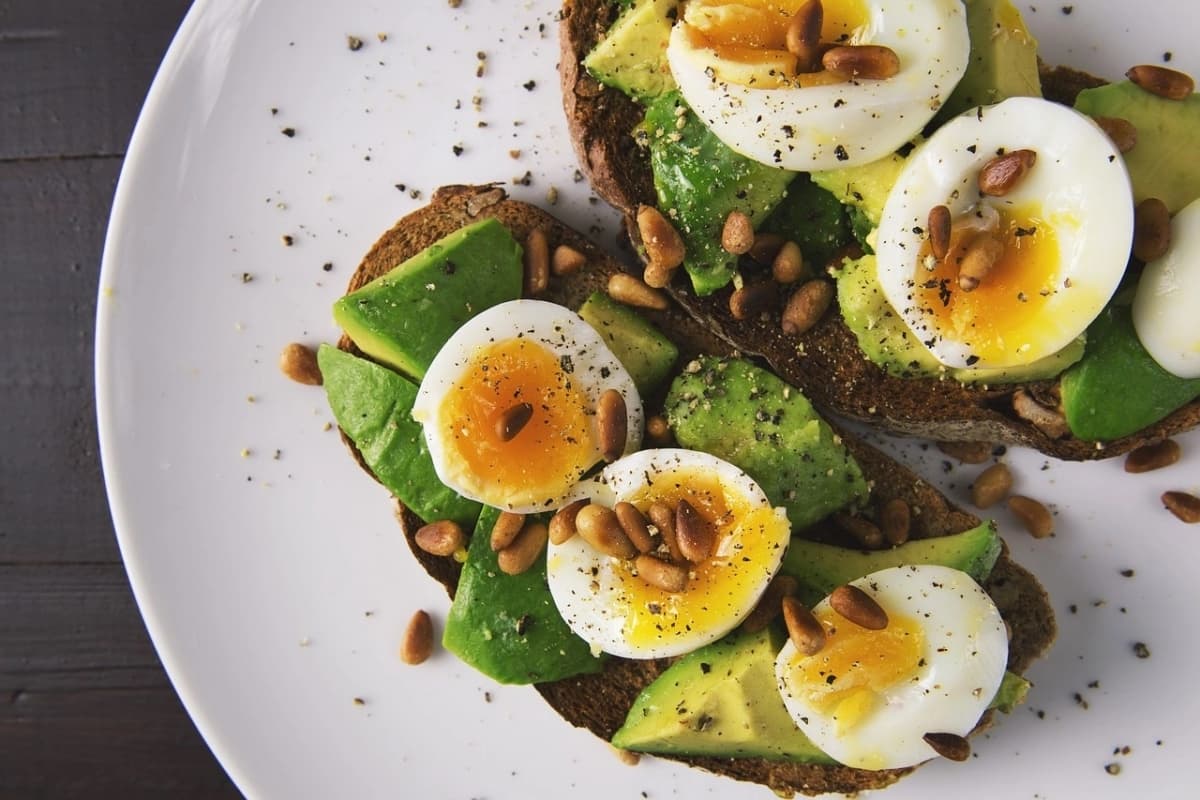 Telur alpukat panggang menjadi salah satu menu sarapan seorang berzodiak Virgo. (Pixabay)
