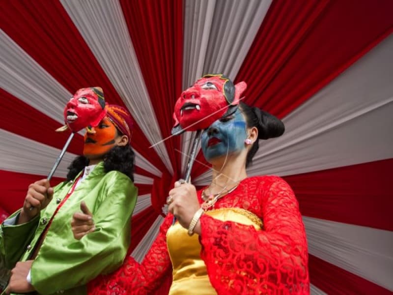 Penari Loro Blonyo dengan topeng mengikuti kirab Dewi Sri Tandur pada acara Srawung Seni Sangiran International Festival 2017 di Museum Sangiran, Kalijambe, Sragen, Minggu (19/11/2017). (Antara/Mohammad Ayudha)