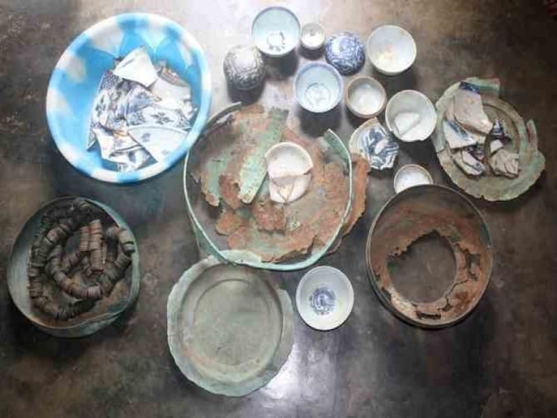 Sejumlah barang peninggalan kuno temuan Eko Warno di Desa Meteseh, Kecamatan Boja, Kabupaten Kendal. (Jawapos.com)