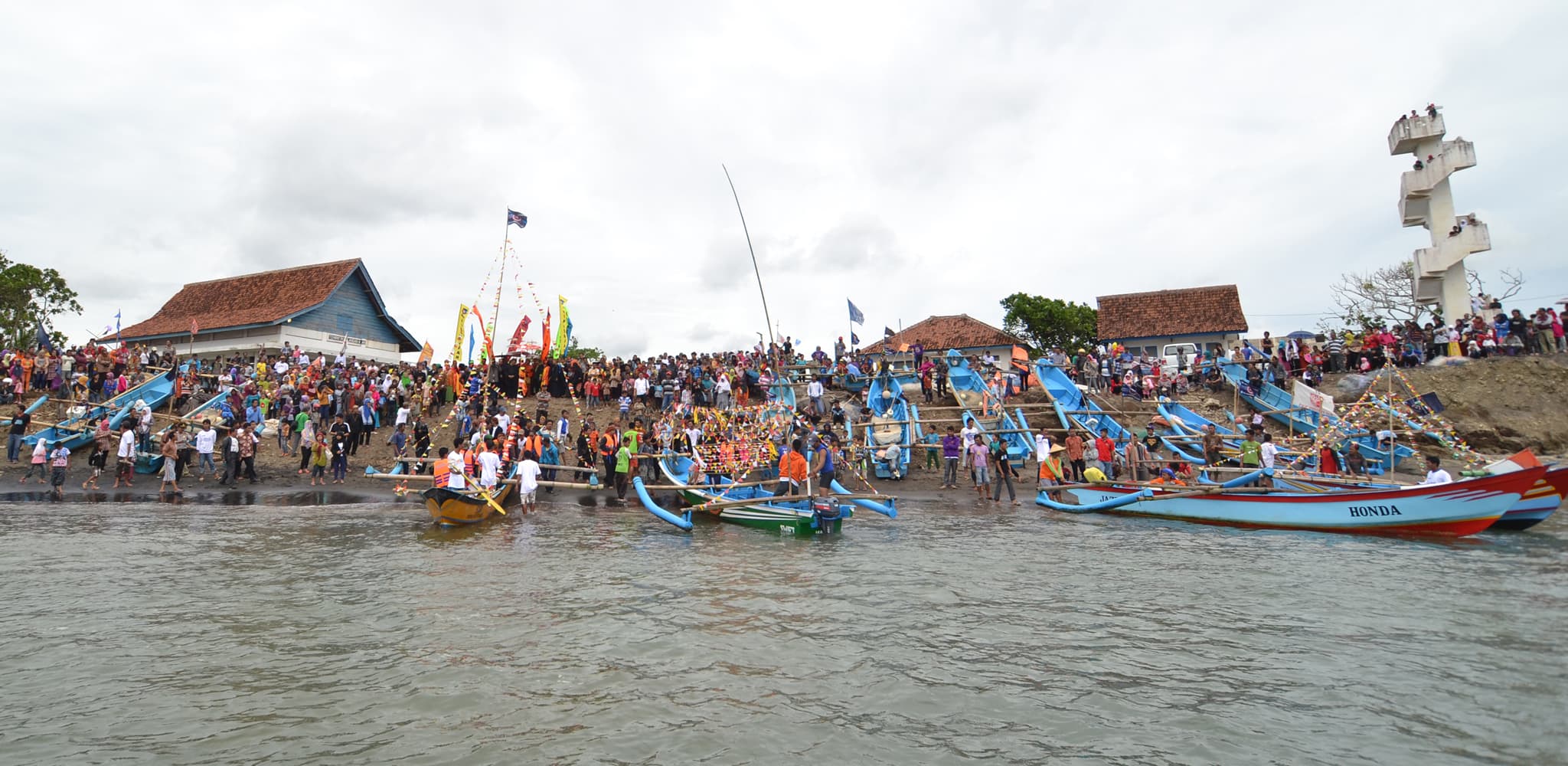 Tradisi Syukur Laut di Pantai Pamayangsari Tasikmalaya. (Beritadaerah.co.id)