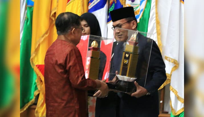 Wakil Presiden Jusuf Kalla menyerahkan penghargaan pada Bupati Kudus. (Murianews.com)