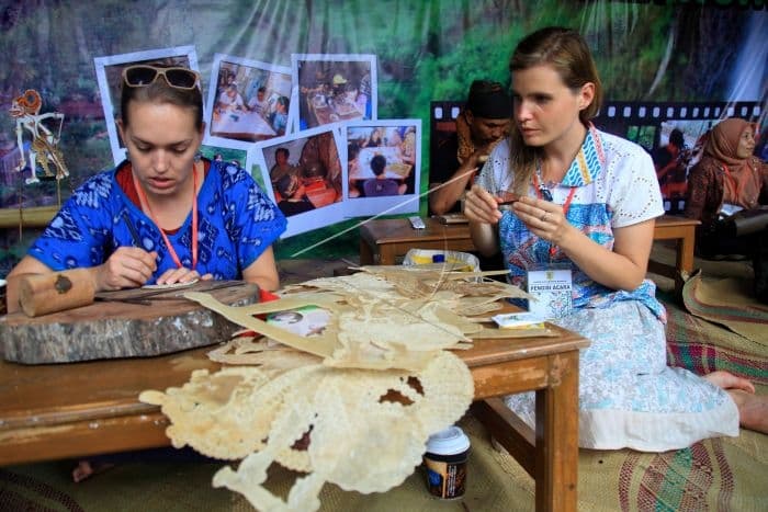 Turis mancanegara sedang belajar membuat wayang kulit di Desa Kepuhsari, Wonogiri, Jawa Tengah. (antarafoto.com)