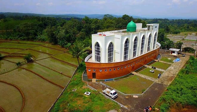 Masjid Kapal Semarang dikelilingi area persawahan. (Timesindonesia.co.id)