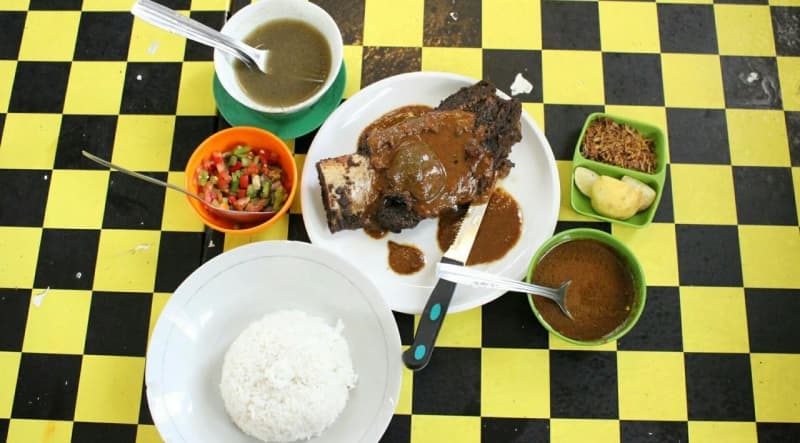 Kuliner Makassar di warung makan Mamink Daeng Tata (Ade Rachma Unzilla/Citizen Journalist Academy-Energi Muda Pertamina)