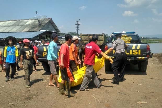 Maryono (42) warga Polosiri, Kandangan, Bawen, Kabupaten Semarang, dievakuasi usai ditemukan tewas di Rawapening, Selasa (1/5/2018). (Sindonews.com/Angga RAD)