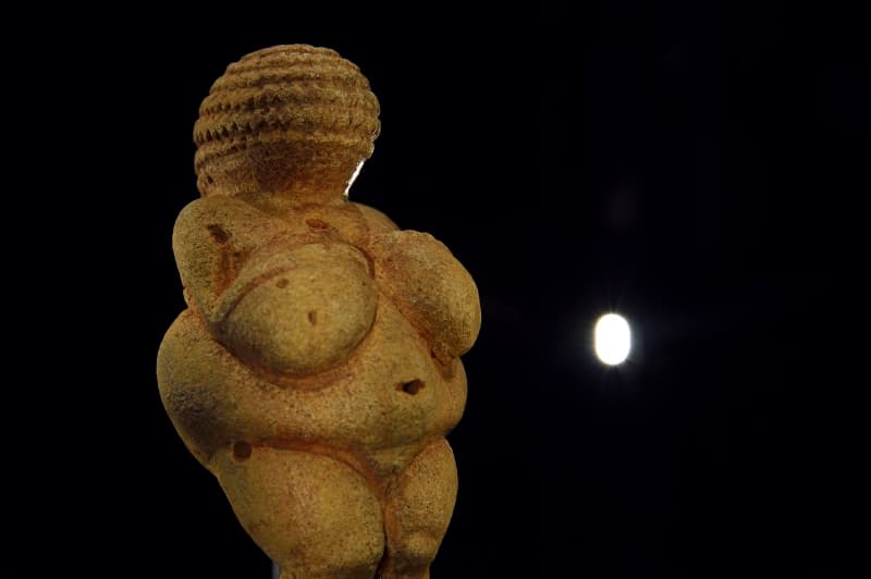 Venus von Willendorf, patung yang disensor saat gambarnya diunggah di Facebook (Austria-Forum.org)
