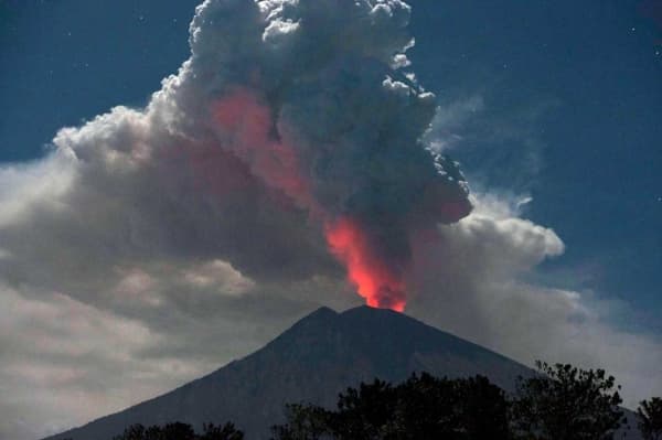 Erupsi Gunung Agung (Antara Foto/Nyoman Budhiana/Wira Suryantala)