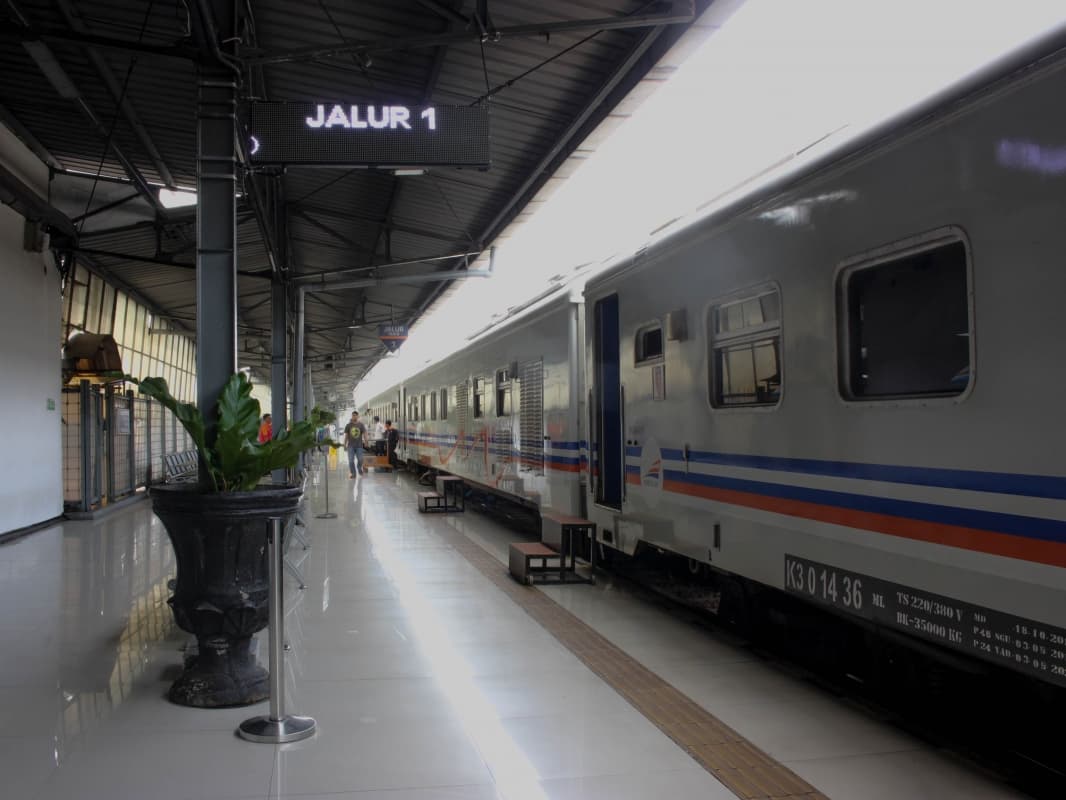 Kereta dari Jakarta menuju Yogyakarta punya potongan khusus. (Pegipegibae)