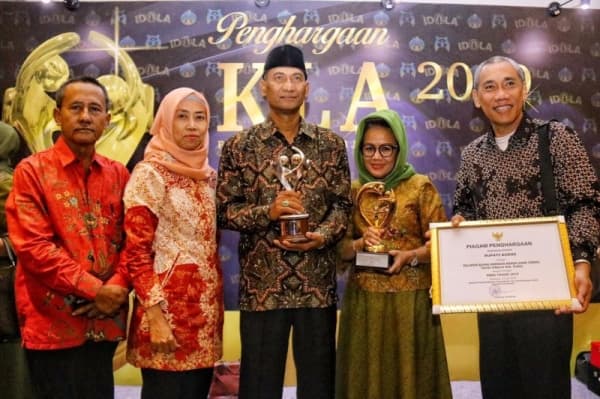 Bupati Kudus, Muhammad Tamzil saat mendapatkan penghargaan Kabupaten Layak Anak. (Antaranews)