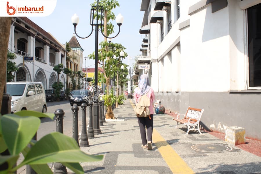 Seorang pejalan melintasi jalur pedestrian kawasan Kota Lama Semarang. (Inibaru.id/Faidah Umu)