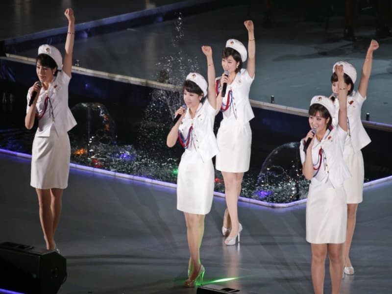 Kelompok girl band Korea Utara Moranbong saat tampil di atas panggung. (Idntimes.com)