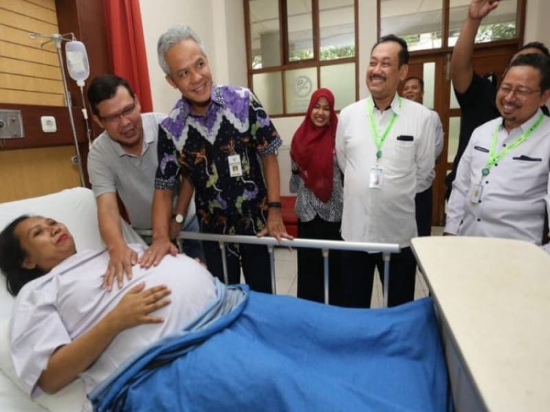 Gubernur Jateng Ganjar Pranowo mengelus perut Silvia yang sedang mengandung bayi kembar empat di RSUP Dr Kariadi Semarang, Kamis (23/11/2017). (Kompas.com/Andi Kaprabowo)