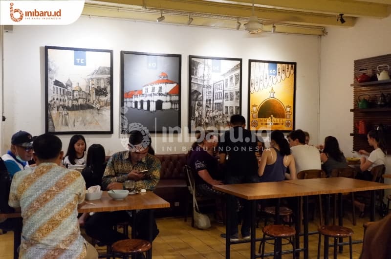 Nongkrong di kafe-kafe klasik bisa kamu lakukan selama berkeliling Kota Lama Semarang (Inibaru.id/Hayyina Hilal)