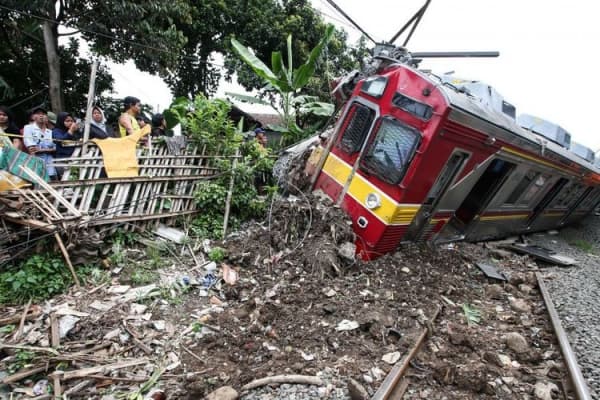 KRL jurusan Jatinegara-Bogor mengalami kecelakaan pada hari Minggu, (10/3). (kompas)