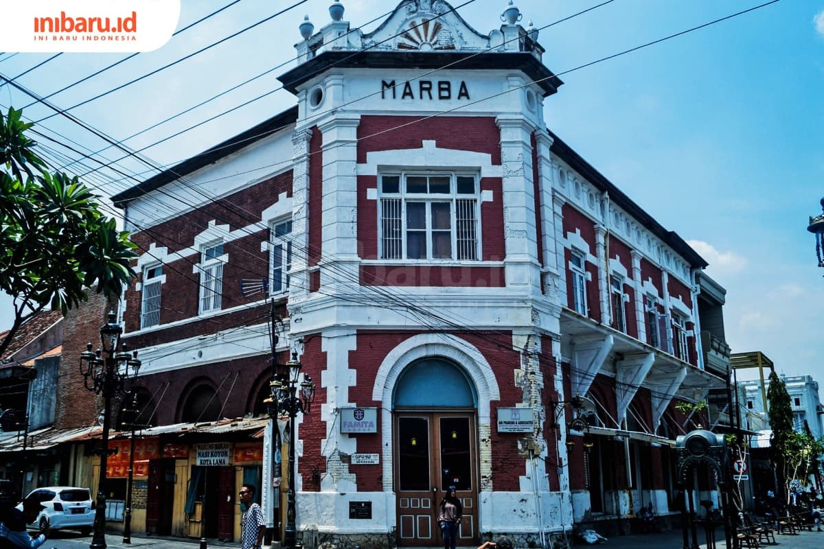 Gedung Marba selalu jadi tempat favorit buat mengabadikan diri bagi para pengunjung Kota Lama. (Inibaru.id/ Audrian F)