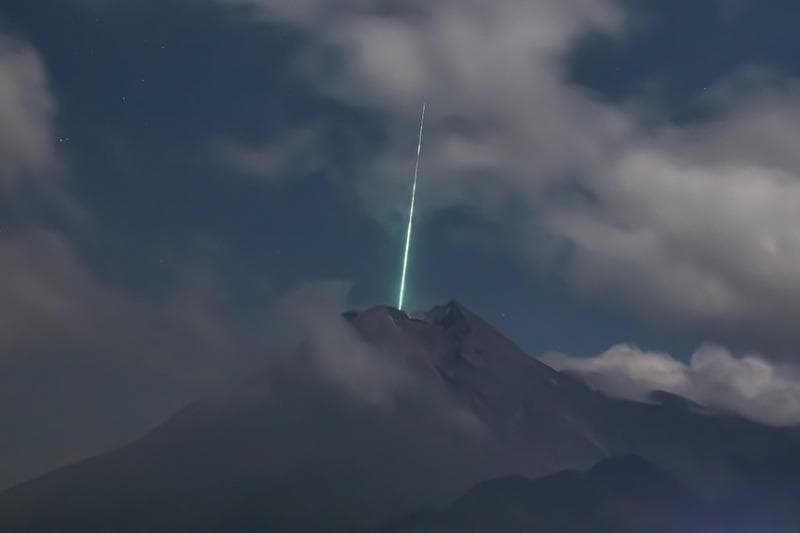 Kilatan cahaya hijau yang diduga meteor di puncak Gunung Merapi. (Instagram/gunarto_song)